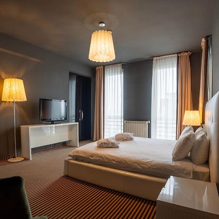 Alex&George Boutique Hotel クルージュ＝ナポカ エクステリア 写真