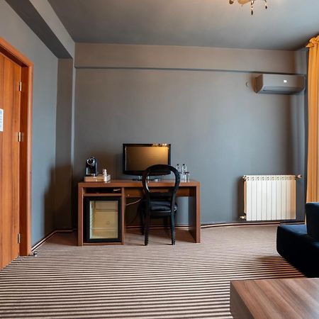 Alex&George Boutique Hotel クルージュ＝ナポカ エクステリア 写真