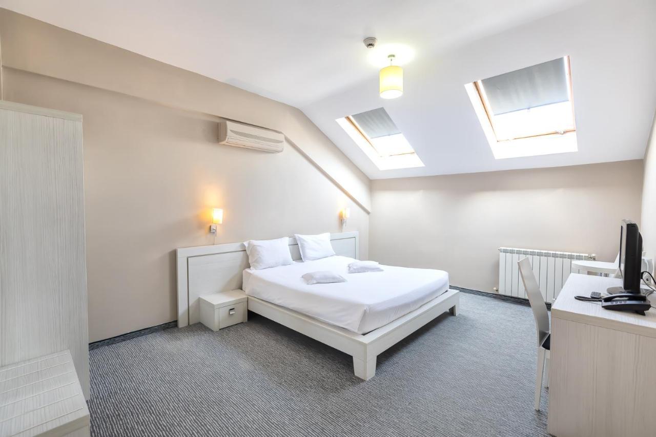 Alex&George Boutique Hotel クルージュ＝ナポカ エクステリア 写真