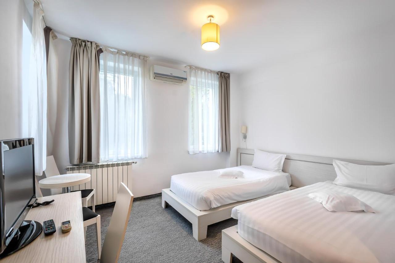 Alex&George Boutique Hotel クルージュ＝ナポカ エクステリア 写真