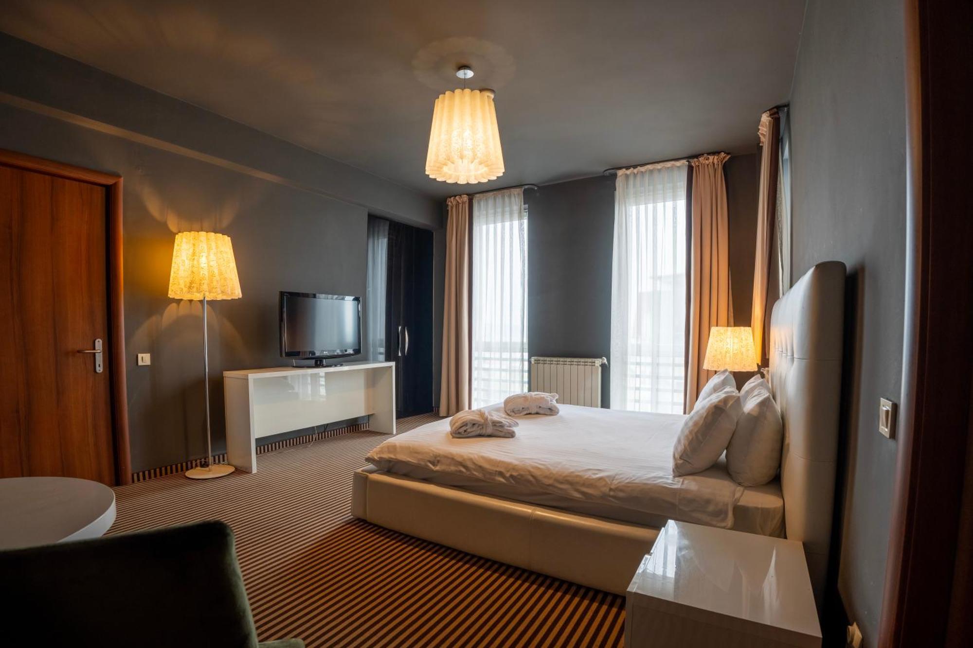 Alex&George Boutique Hotel クルージュ＝ナポカ エクステリア 写真
