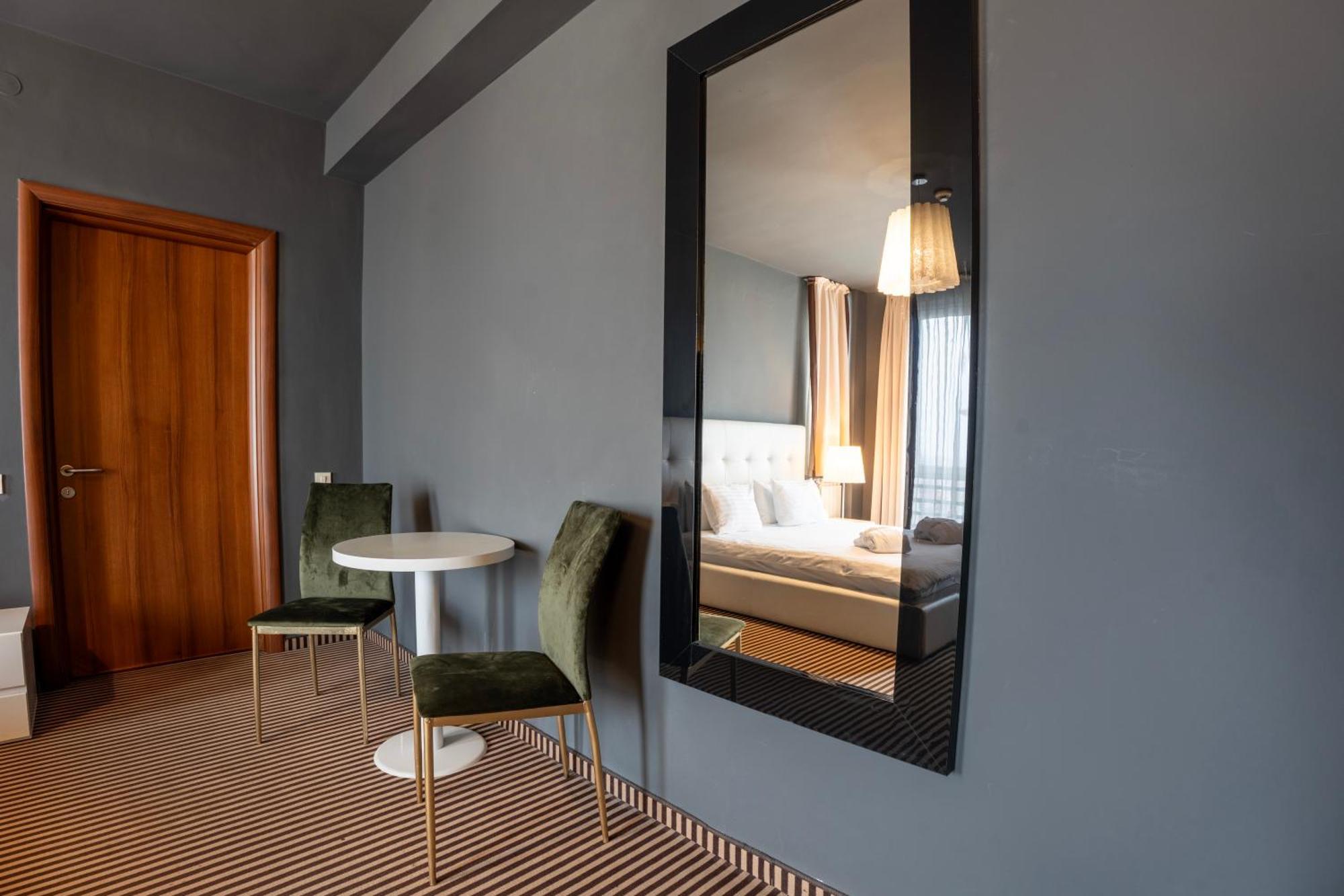 Alex&George Boutique Hotel クルージュ＝ナポカ エクステリア 写真