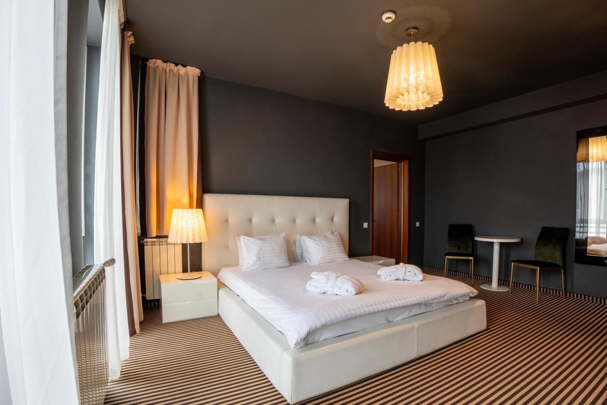 Alex&George Boutique Hotel クルージュ＝ナポカ エクステリア 写真